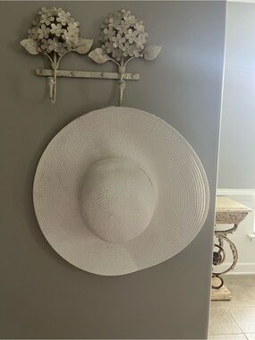 White Wide-Brim Sun Hat - Stylish Beach & Pool Accessory